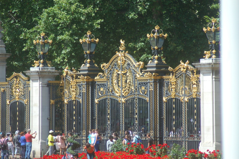 day, history, queen, royal castle, lifestyles, tourism, travel, real people, london, plant, tree, view, the crowd, large group of people, built structure
