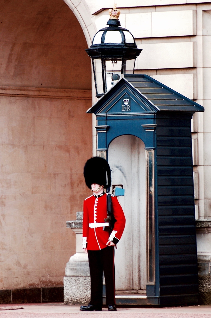 clock, standing, one person, security, lifestyles, london, buckingham, built structure, guard, 1080P, tourism, the past, history, day, architecture, clothing