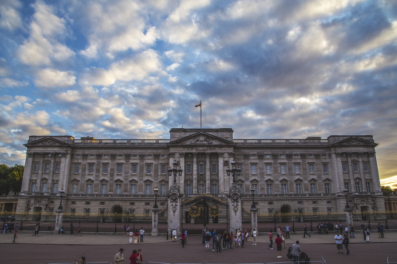 london, attraction, palace, built structure, cloud - sky, royalty, large group of people, white, europe, buckingham, history, outdoors, landmark, english