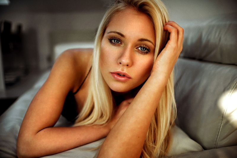 depth of field, 1080P, couch, face, Sara Magdalena, Sara Magdalena Deichsel, blonde, lying on front, women, Miro Hofmann, portrait