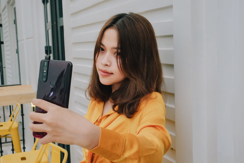 technology, connection, lifestyles, computer, smartphone, mobile phone, machine, girl and phone, alloy wheel, wall, young women, real people, holding, spoke