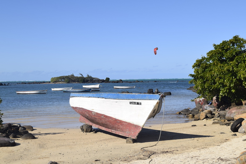 outdoors, sea, paradise, kitesurf, beach, incidental people, day, land, island, beauty in nature, moored, tranquility, nature, transportation, horizon over water