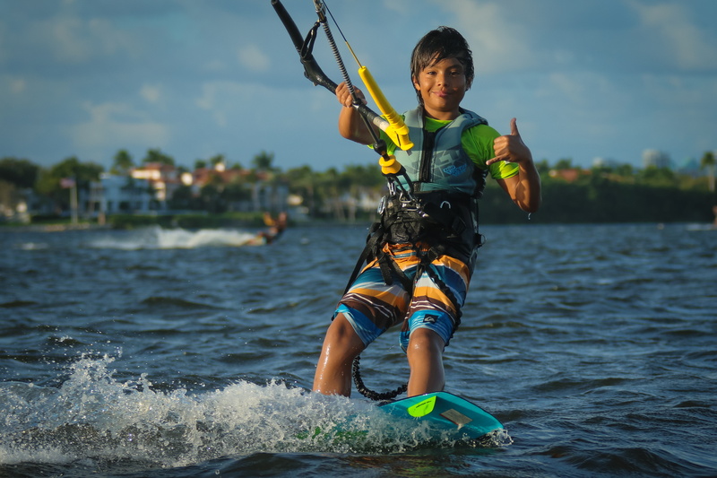 innocence, child, holding, ocean, outdoors, one person, leisure activity, sky, waterfront, nature, males, day, water, beach, 5K, boy, boys, full length