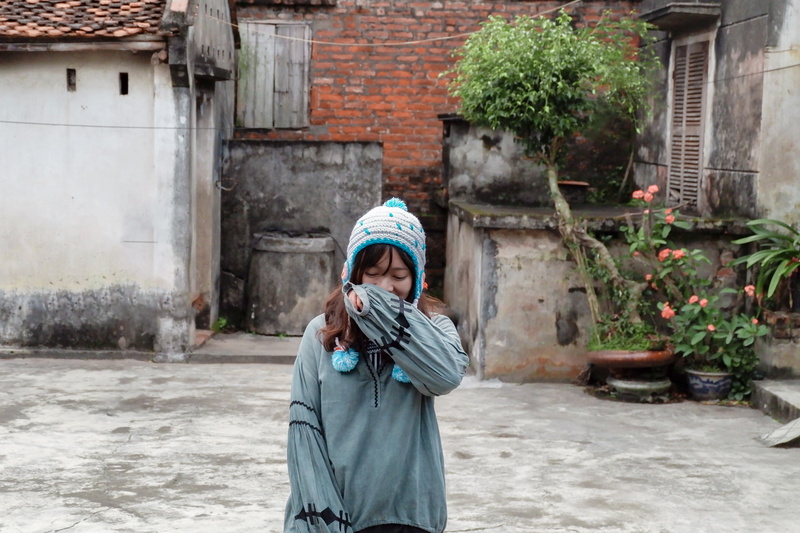 holding, casual clothing, outdoors, waist up, leisure activity, emotion, vietnam, building exterior, front view, standing, building, clothing, 4K, architecture