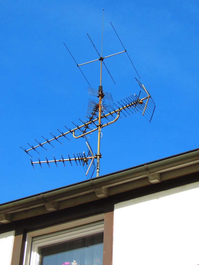 antenna tv, building exterior, radio, house roof, electricity, no people, terrestrial, metal, clear sky, nature, roof antenna, connection, television programme