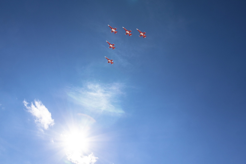 cloud - Sky, sunbeam, summer, air vehicle, sun, blue sky, airshow, 4K, lens flare, red, forming, Aerobatics, wind, five, cooperation, blue, white, sunny