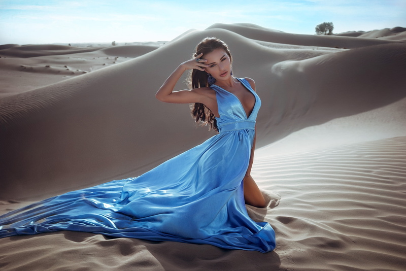 women outdoors, women, blue dress, brunette, kneeling, dress, 2K, model, desert