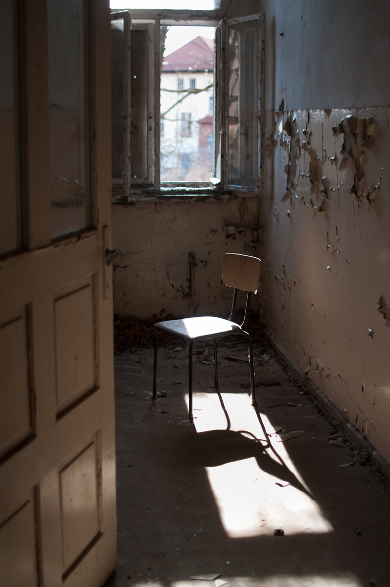 indoors, architecture, absence, lost, paint, steel, shadow, desolate, 4K, empty, decay, seat, day, run-down, urbex, abandoned, building, aged, domestic room