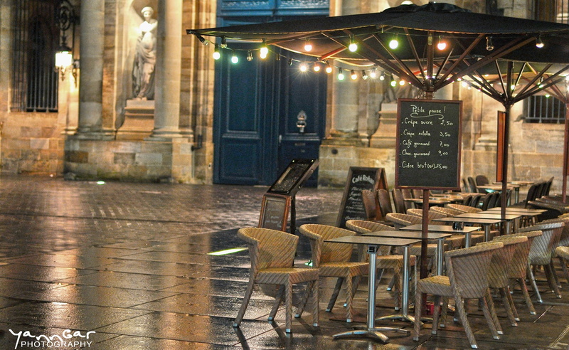 cafe, night, setting, text, empty, outdoors, bordeaux, building exterior, lot, seat, restaurant, electric lamp, Europe, building, armless, absence, France