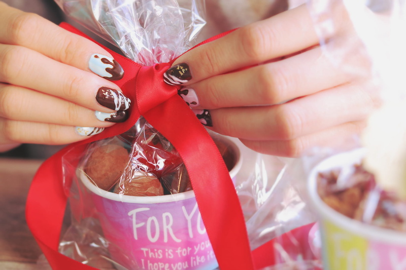 human body part, nail, food, christmas, daytime, close-up, red ribbon, s, real people, human Hand, finger, one person, tying, adult, bag, women, human