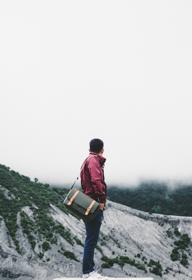landscape, mountain, beauty in nature, winter, black, one man only, adult, tourist, copy space, only men, day, hiking, men, man, chinese Ethnicity, crossbody