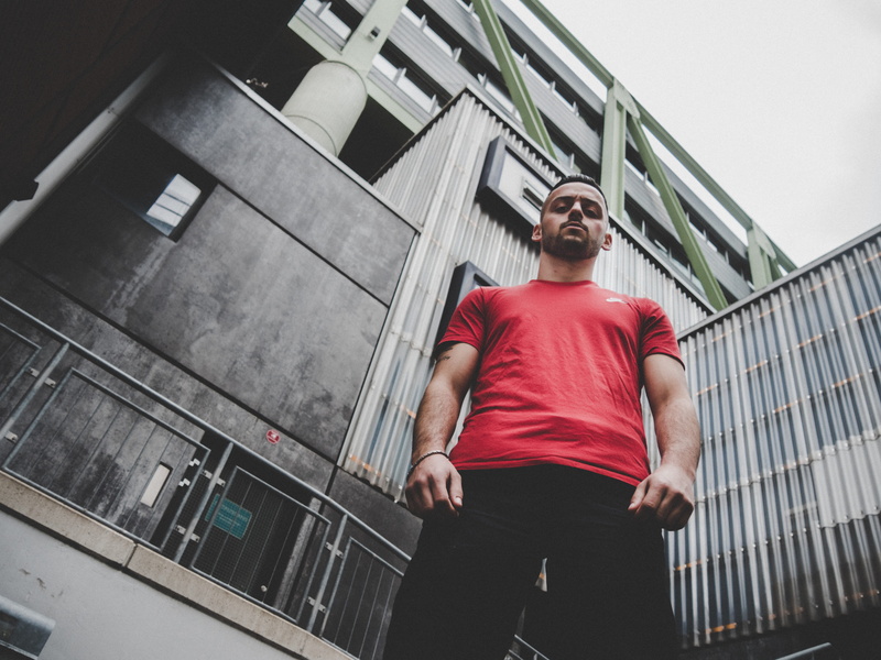 düsseldorf, office building, young men, front view, sport shooting, sleeve, street photography, style, lifestyles, shorts, fashion, shirt, casual clothing