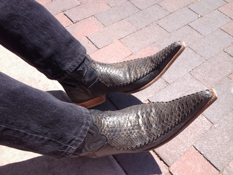 high angle view, paving stone, vertebrate, Cowboy Boots, man, male, lifestyles, american, Cowboy, one animal, 2K, body part, Boots, day, human limb, jeans