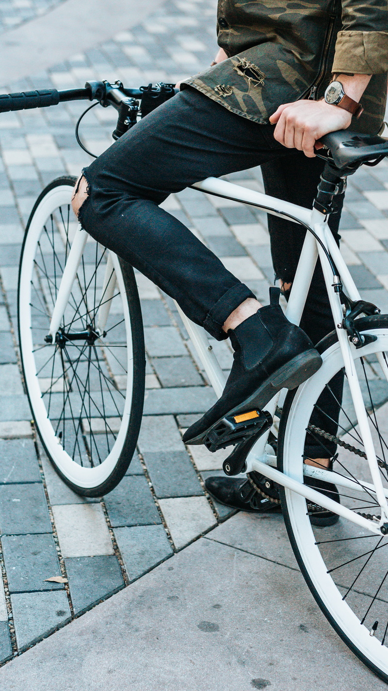 focus on foreground, commuter, side view, one person, outdoors, 2K, chelsea, real people, pants, lifestyles, street, wearing, footpath, architecture, man