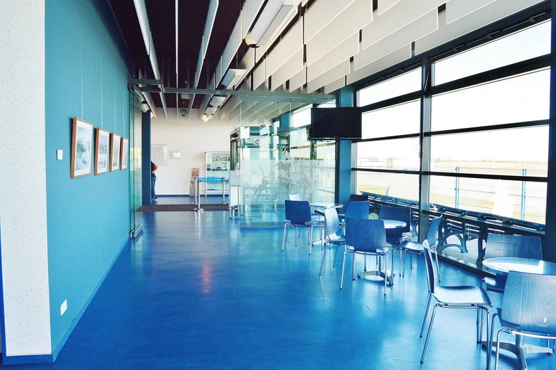 window, 5K, waiting room, reception hall, seat, travel, airport straus mountain, table, airport terminal, chairs, station, built structure, chair, modern