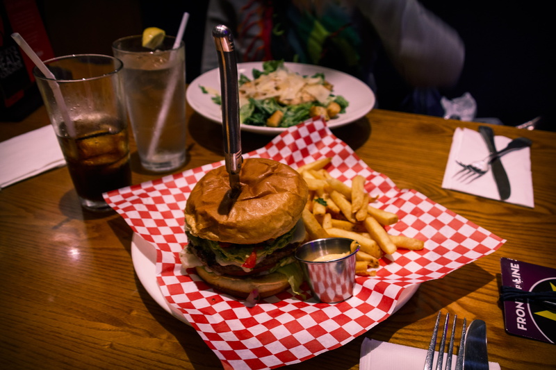 freshness, hard rock, drink, serving size, household equipment, drinking glass, fast food, wood table, table, sauce, refreshment, hamburger, american food