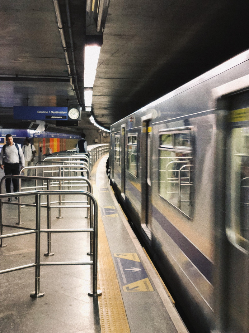 platform, arrival, subway train, subway, ceiling, architecture, public transportation, indoors, architectural column, passenger train, transportation, são bento