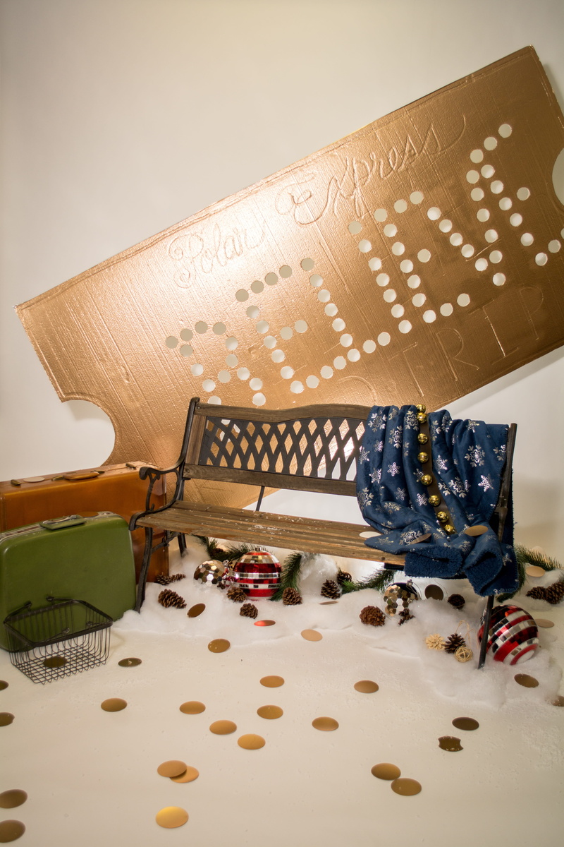 necklace, falling, golden, personal accessory, festive, box, decoration, decorative, table, celebration, polar express, xmas, high angle view, chair, studio shot