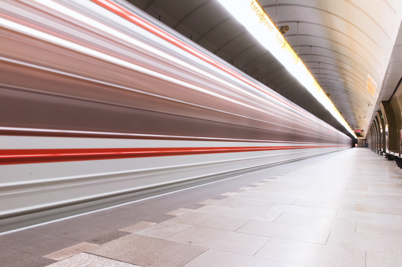 arrives, motion, ceiling, transportation, the way forward, built structure, station, day, architecture, diminishing perspective, railroad station platform