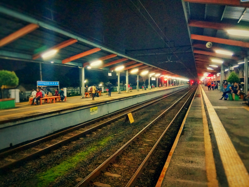 lifestyles, track, passenger, senja, mode of transportation, platform, outdoors, rail transportation, waiting, light, night, railroad station platform