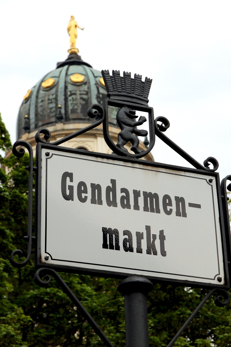 capital letter, low angle view, dome, sign, information sign, information, germany, metal, paris cathedral, street sign, guidance, road, focus on foreground