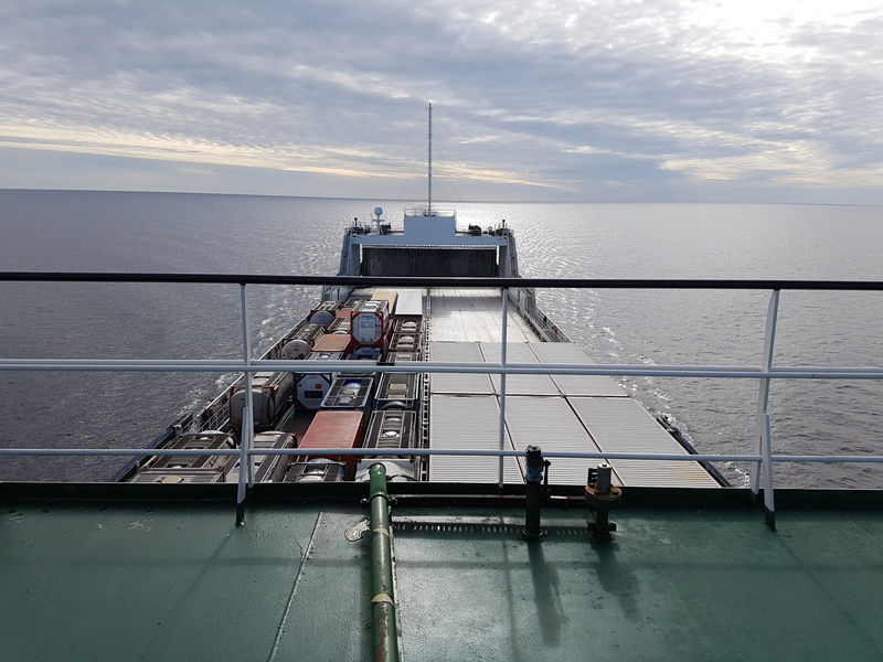 body, sky, horizon, sail, photo, charge, container ship, boat deck, deck, freighter, ocean, boat, built structure, transport, nautical vessel, sea, container