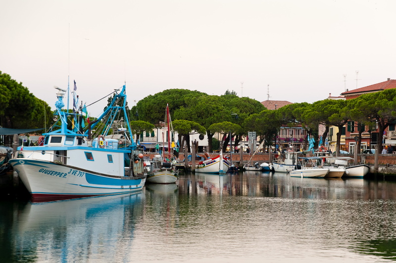 outdoors, no people, veneto, lake, ships, europe, day, architecture, summer, bay, boat, 2K, postcard, anchored, italy, sailboat, blue, tree, building exterior
