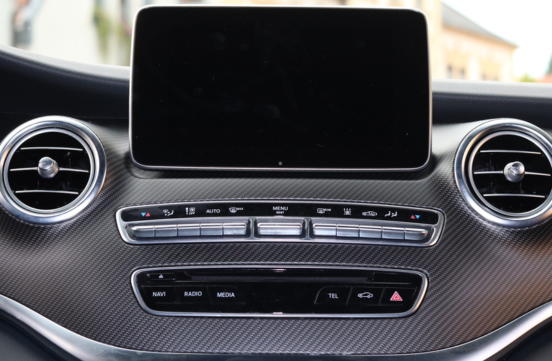 communication, instrument panel, mode of transportation, navi, wealth, car, close-up, vehicle interior, control panel, speedo, wireless technology, car interior