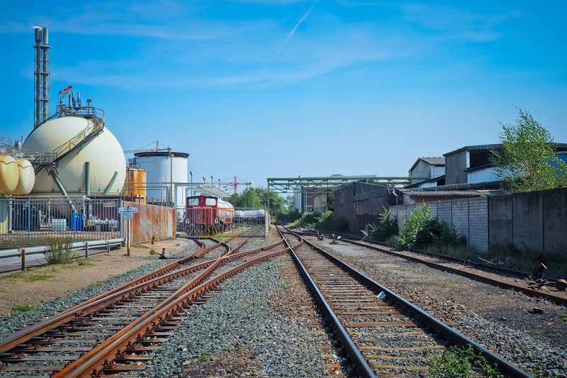 mode of transportation, train, track bed, built structure, transportation, architecture, gravel, fence, blue, no people, rail transportation, plant, 4K