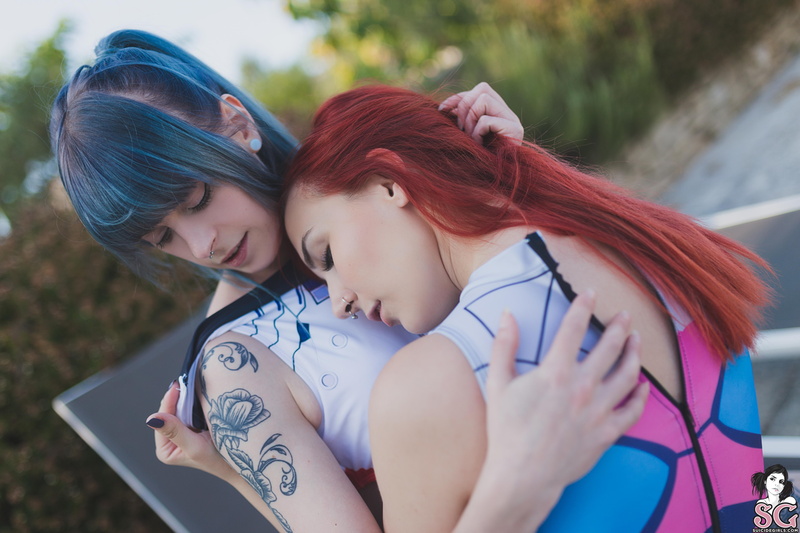 tattoo, dyed hair, bonding, adult, leisure activity, redhead, lifestyles, emotion, 5K, women, females, people, lilymai suicide, blue hair, water, young adult
