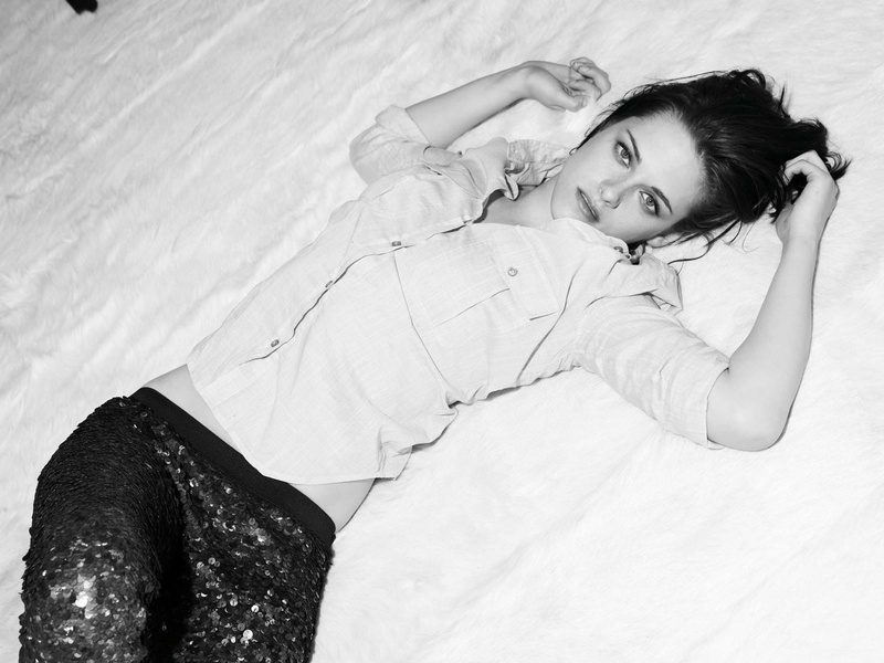 young women, lying down, relaxation, one person, beautiful woman, resting, high angle view, bed, arms raised, smiling, lifestyles, indoors, real people