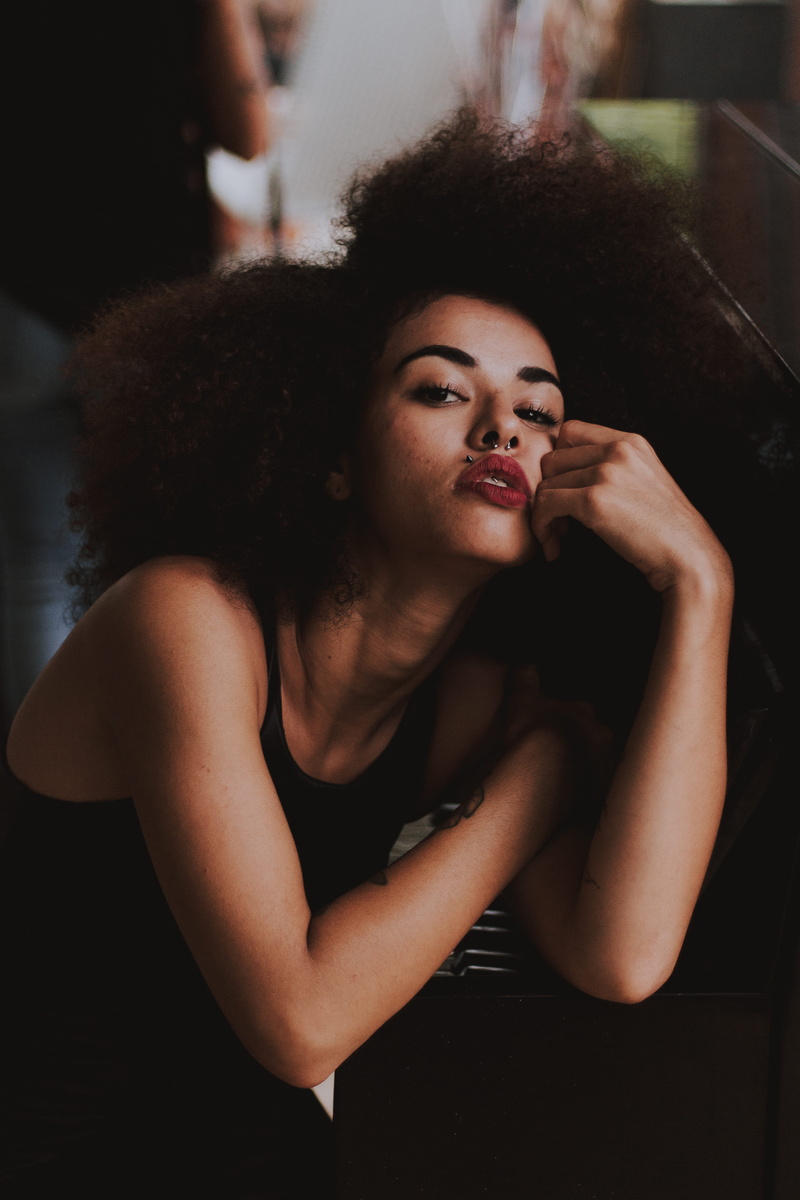 arm, contemplation, waist up, beauty, afro, fashion, curly hair, one person, posture, looking away, looking, woman, beautiful woman, piano, young women