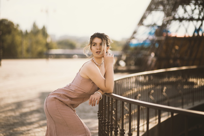 lifestyles, young women, railing, one person, bridge - man made structure, paris, women, girl, focus on foreground, wear, 5K, beauty, beautiful, resting