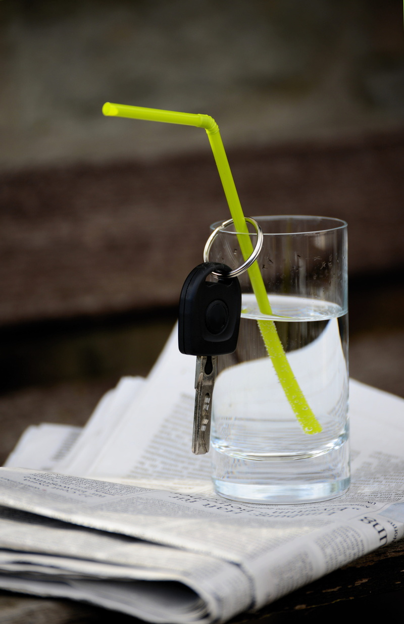 water glass, waiver, alcohol, selective focus, transparent, table, no people, close-up, glass, day, bank, ignition key, 5K, newspaper, freshness, no alcohol