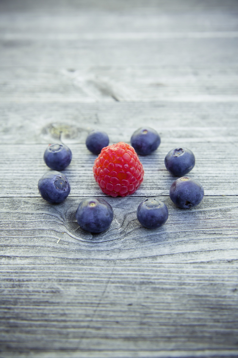 frisch, sweet, healthy, blueberry, neo-urban, wild berry, wood - Material, delicious, organic, wellbeing, raspberries, eat, still life, ripe, refreshment