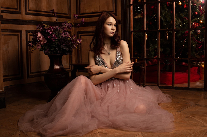 Christmas Tree, 2K, redhead, Damp Zergut, Irina Telicheva, vase, flowers, women, dress, looking up, necklace, pink clothing