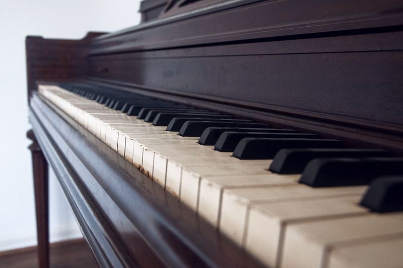 no people, keyboard, close-up, piano, electronics, arts culture and entertainment, selective focus, musical instrument, black color, 4K, leisure activities