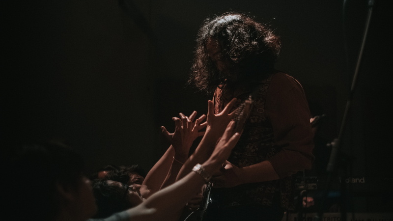 light, people, 5K, dance pose, flare, indoors, man, enjoyment, positive emotion, afro hairstyle, women, raising, stage - performance space, real people
