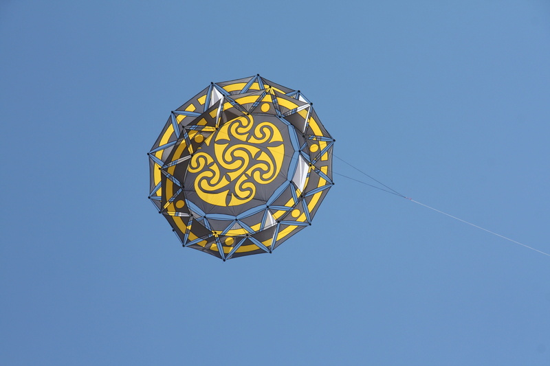 copy space, sky, lighting equipment, outdoors, dragon rising, nature, dragons, hobby, shape, decoration, pattern, sport, clear sky, wind, kites rise, metal