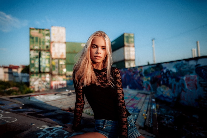 Selina Kuschel, 1080P, women outdoors, Tony Andreas Rudolph, graffiti, blonde, jean shorts, women, portrait
