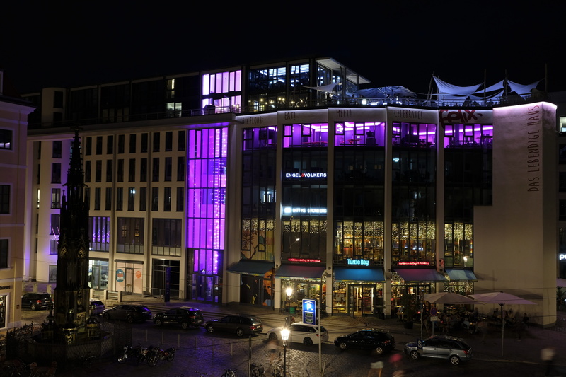 schoppen, light, land vehicle, modern, department store, big city, motor vehicle, road, mode of transportation, shopping centre, city life, purple, city