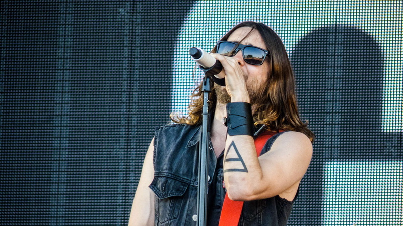 waist up, day, leisure activity, adult, front view, one person, portrait, 30 seconds to mars rock werchter 2013, hairstyle, glasses, sunglasses, 4K, holding