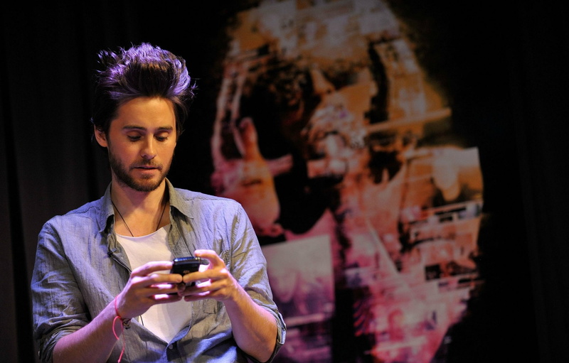 connection, looking, Actors, technology, Jared Leto, mobile phone, 1080P, holding, smart phone, using phone, young adult, text messaging, portable information device