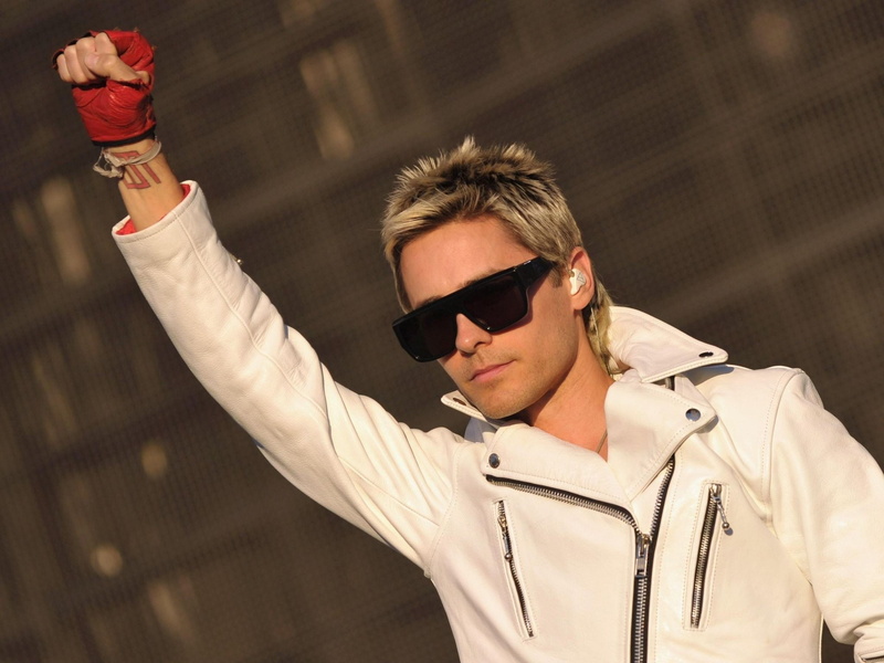 portrait, Blond, beautiful people, men, outdoors, hand raised, adult, casual clothing, Singer, Jared leto, arms raised, young adult, human body part, handsome