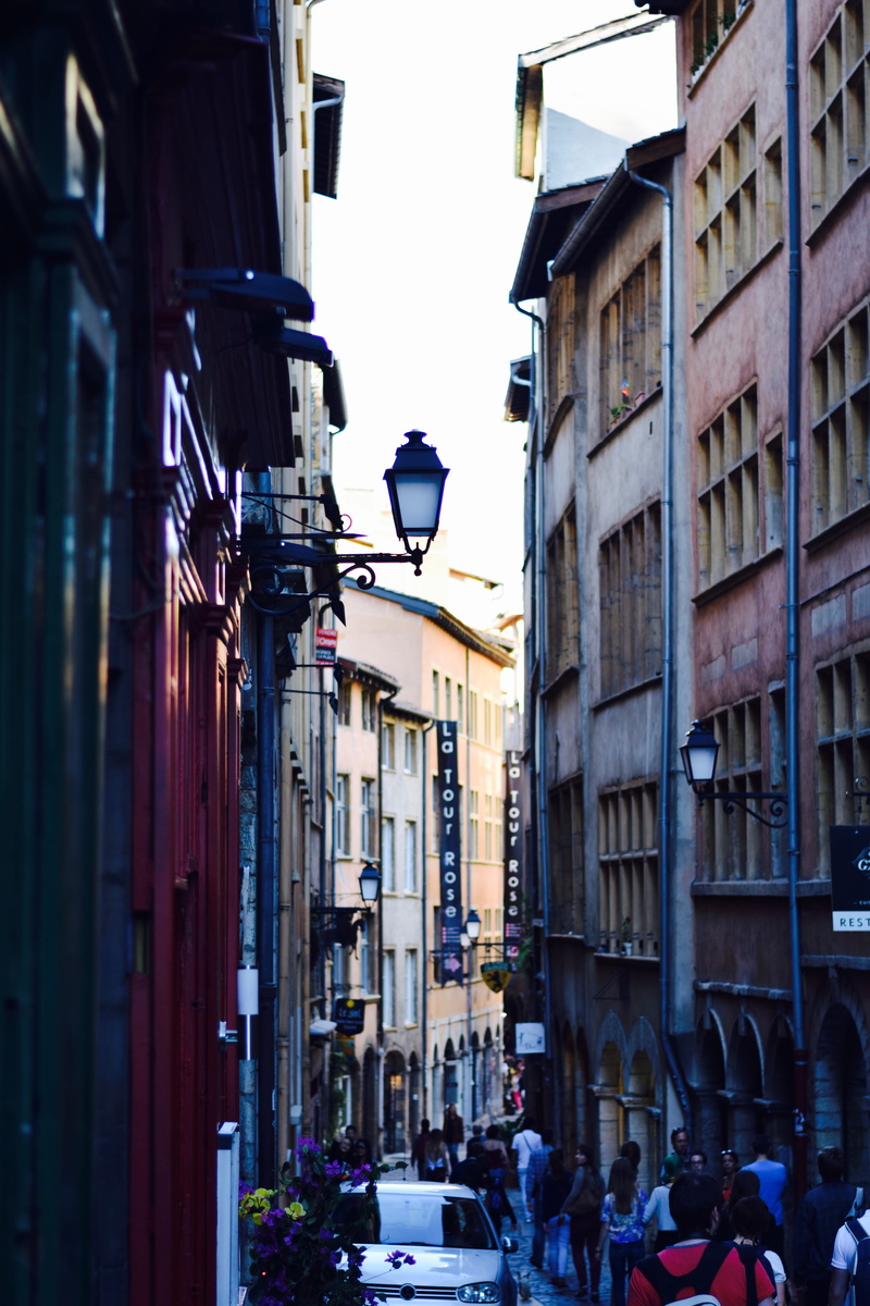 outdoors, town, 5K, oldtown, lyon, city, moment, transportation, nature, residential district, incidental people, city life, men, built structure, narrow