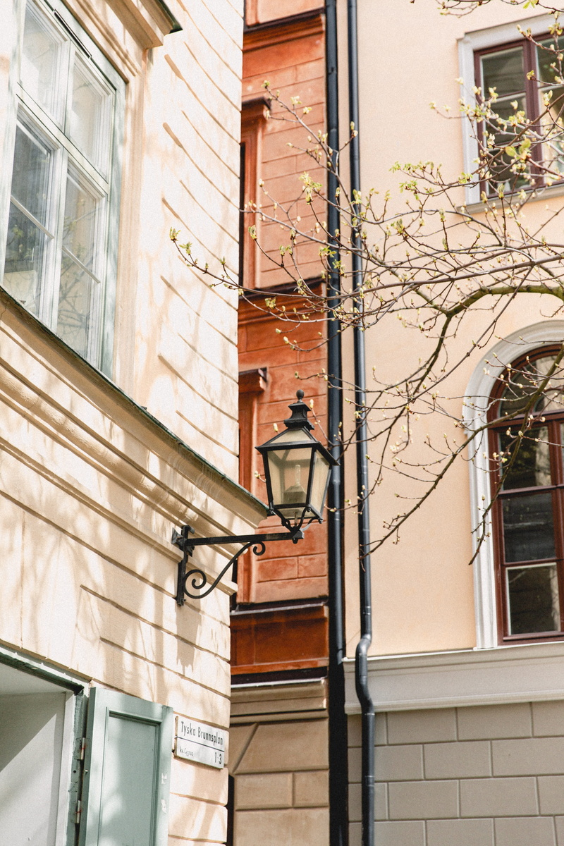stockholm, building exterior, entrance, built structure, history, tree, gamla stan, historical, city, window, lamp, apartment, walls, day, 5K, street