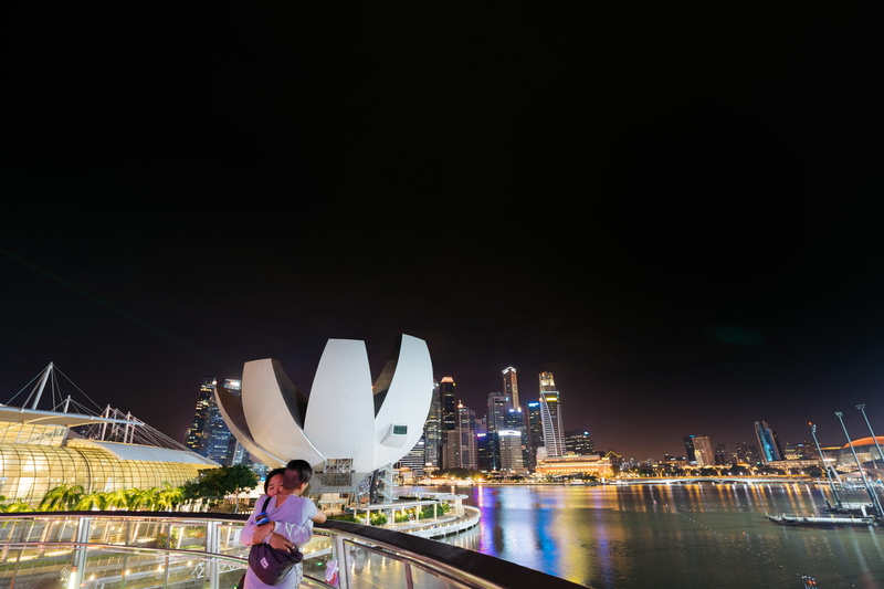 couple, hug, artmuseum, office building exterior, city, travel destinations, architecture, artscience, skyline, building exterior, 5K, women, nature, cityscape