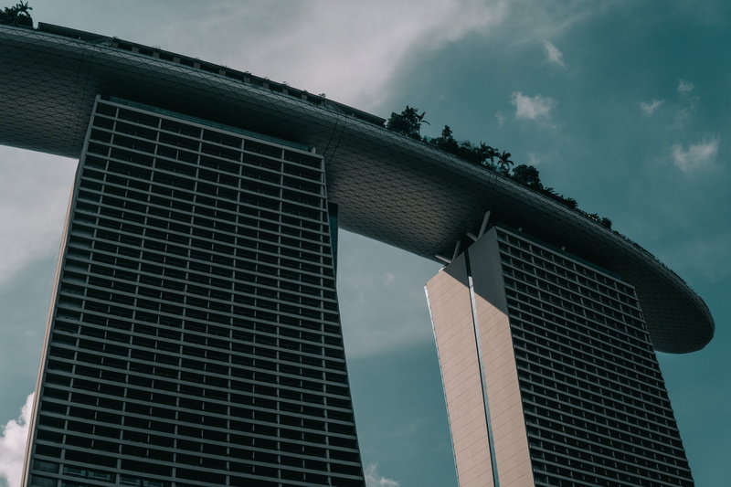 no people, office building exterior, wonder, tall - high, window, nature, marina bay sands, sea, 5K, office, cloud - sky, skyscrapers, glass - material