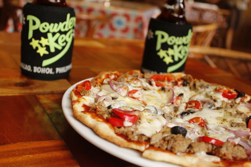 vegetable, mozzarella, beer, processed meat, 5K, pepperoni, no people, close-up, fast food, italian food, restaurant, dairy product, food, table, baked