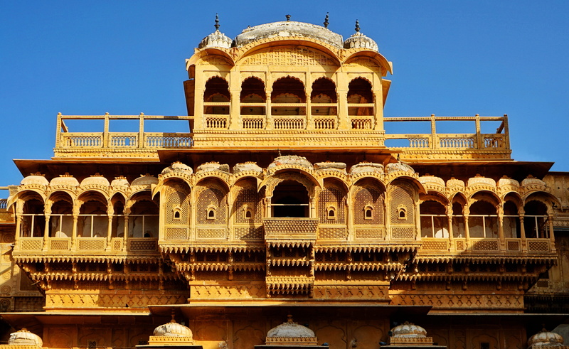 clear sky, building exterior, architectural column, outdoors, india, antiquity, low angle view, facade, sky, travel, historic center, nature, palace, ancient civilization